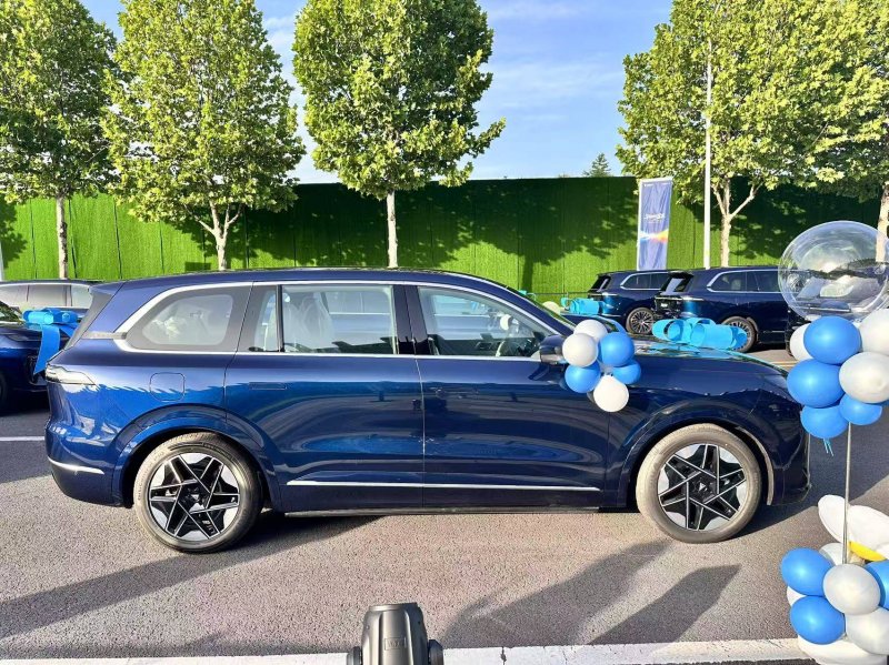 恒祥客运司机热心救助侧翻三轮车